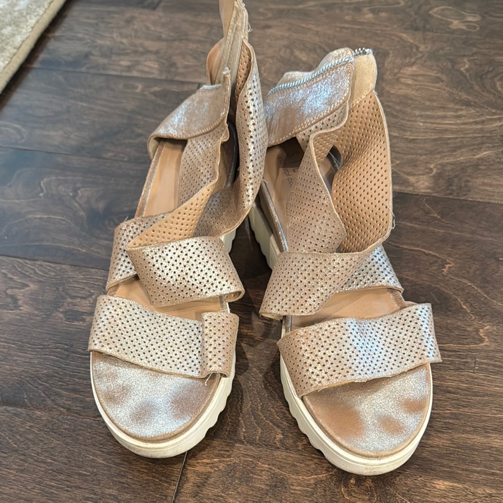 Stylish Women's Sandals in Metallic Beige